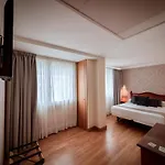 Hotel De *