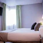 Hotel De *