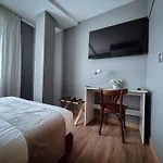 Hotel De *