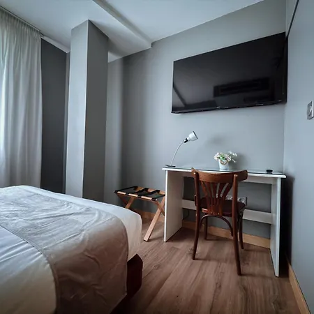 Hotel De *